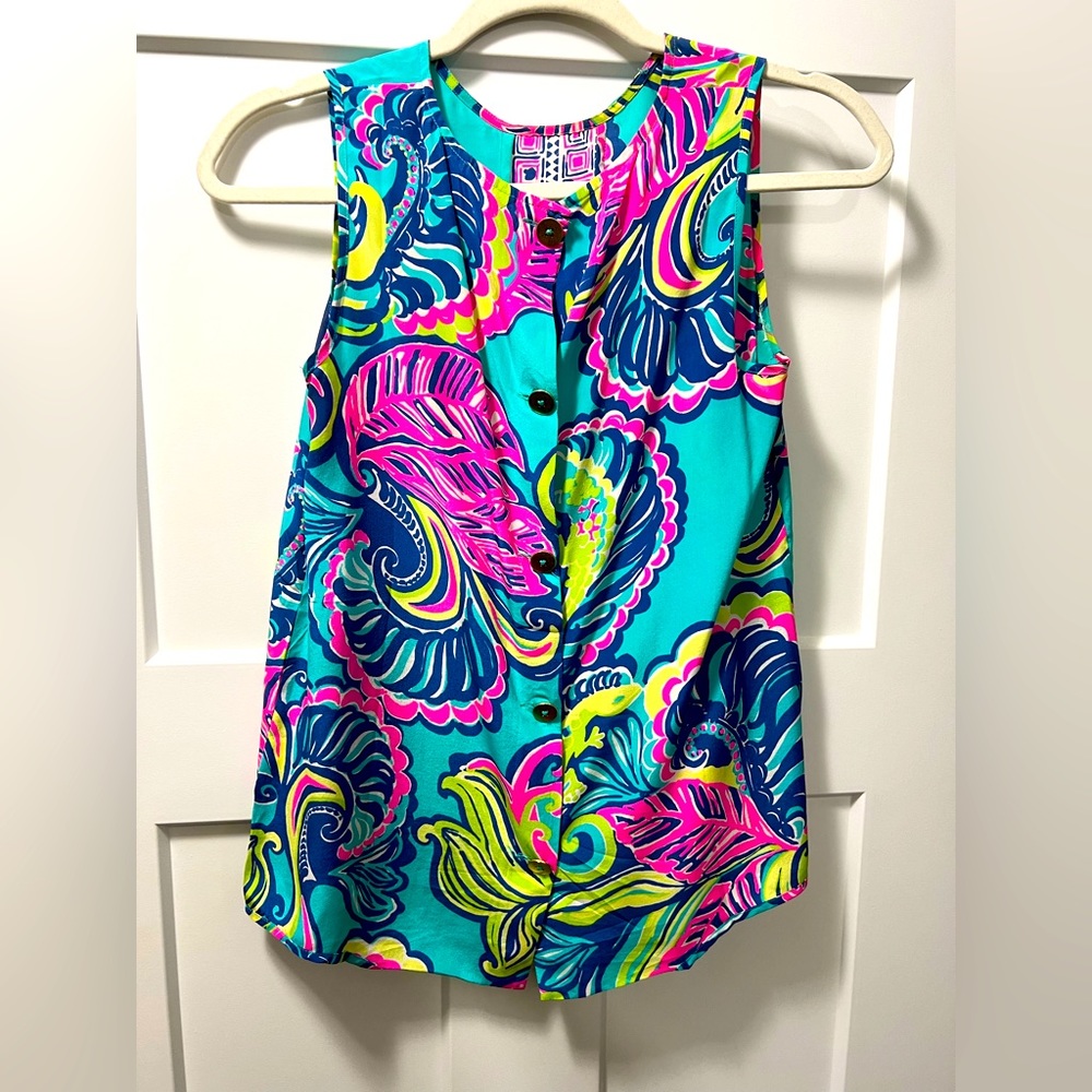 Great condition. Sleeveless Lily blouse! Gold detail button on back.